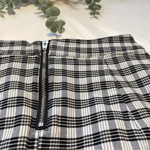 Garage Plaid Grey & White Mini Skirt Small Slit Back Zip Size Small - Picture 6 of 7